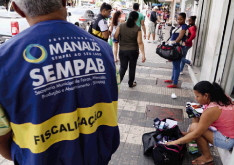 Fiscais apreendem mercadorias de ambulantes irregulares em bairro de Manaus  