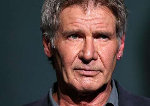 Avião pilotado por Harrison Ford quase colide com voo levando 110 passageiros 