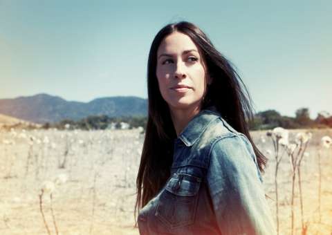  Bandidos invadem mansão de Alanis Morissette e furtam US$ 2 milhões em joias