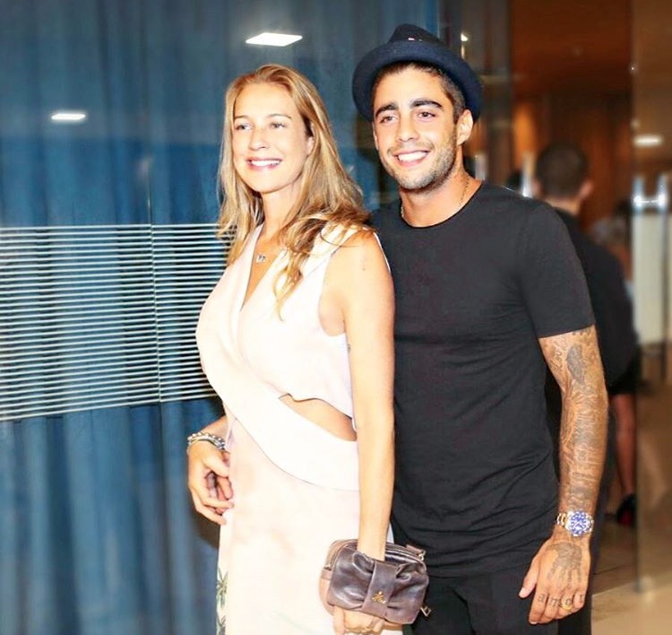 Pedro Scooby publica foto apertando bumbum de Luana Piovani e ataca seguidor