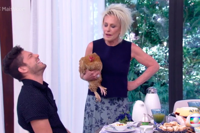 BBB17: Após polêmica do ovo, Luiz Felipe ganha galinha de Ana Maria Braga