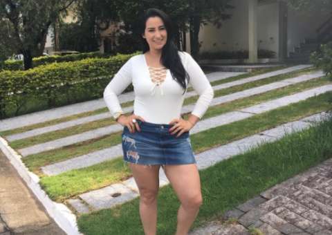 Fabíola Gadelha aparece com cintura finíssima e mostra rotina de treinos