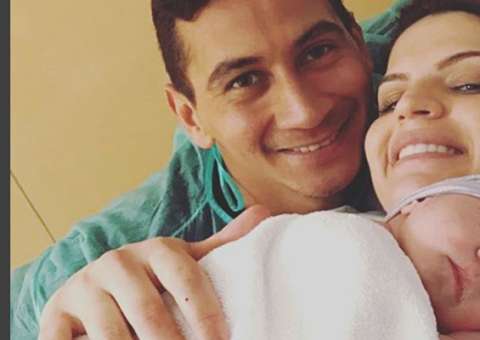  Jogador Ganso apresenta filha recém-nascida 