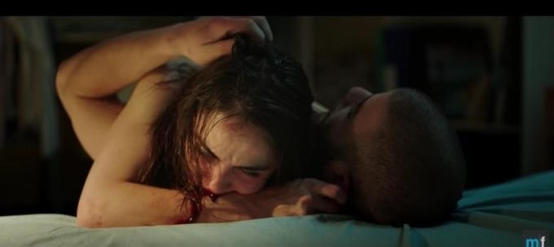 RAW: Protagonista arranca lábios de homem em trailer de terror canibal