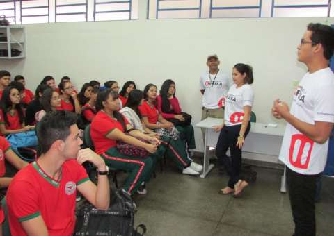 Estudantes do ensino médio recebem orientação sobre trânsito seguro