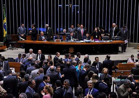 Câmara aprova texto base da repatriação com permissão a parentes de políticos