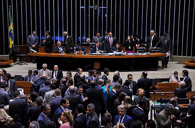 Câmara aprova texto base da repatriação com permissão a parentes de políticos