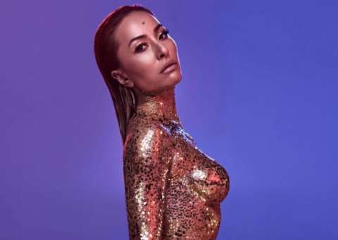  Sabrina Sato posa nua com bumbum coberto apenas por glitter