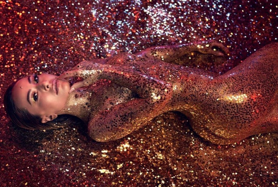  Sabrina Sato posa nua com bumbum coberto apenas por glitter