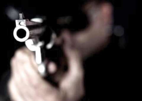 Cabeleireiro é baleado enquanto espera clientes no salão  em Manaus