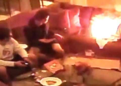 Laptop explode enquanto jovem joga videogame ao lado