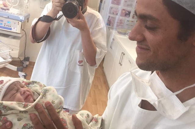 Nasce filha de Felipe Simas e Mariana Uhlmann. Veja fotos