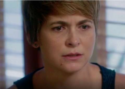 A Lei do Amor: Helô flagra Pedro na cama com Laura