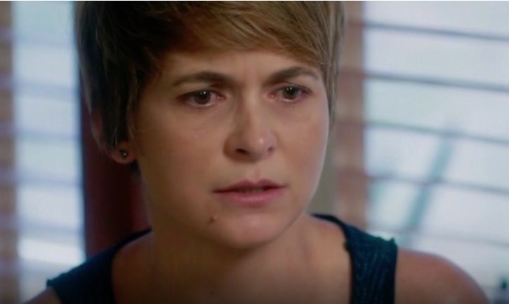 A Lei do Amor: Helô flagra Pedro na cama com Laura