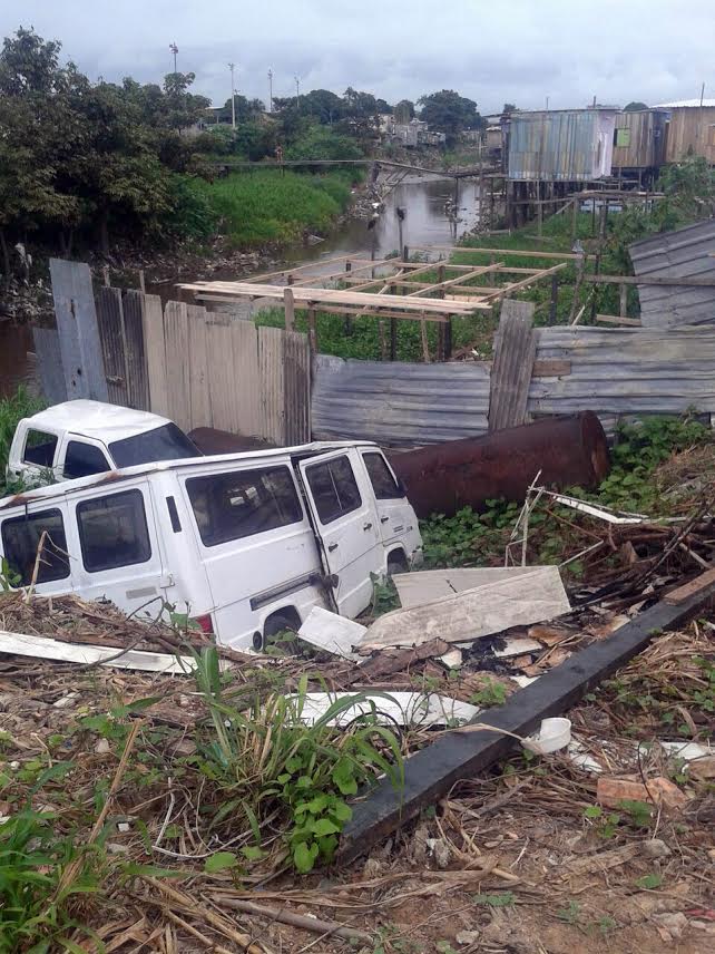 Donos de galpão são autuados por descarte de entulhos no Igarapé do 40 