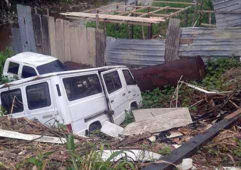 Donos de galpão são autuados por descarte de entulhos no Igarapé do 40 