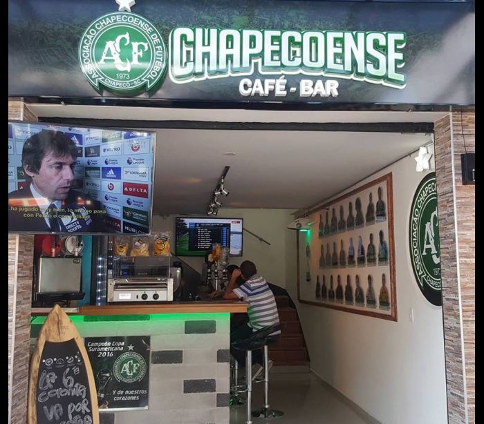 Colombianos fazem bar temático em homenagem a Chapecoense