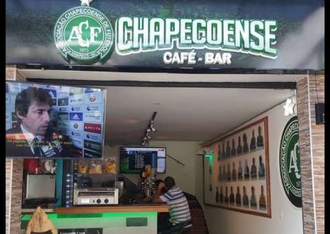 Colombianos fazem bar temático em homenagem a Chapecoense