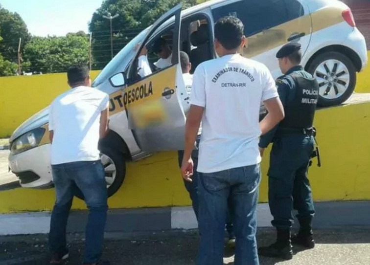   Mulher perde o controle e falha na prova de habilitação de forma desastrosa; veja  