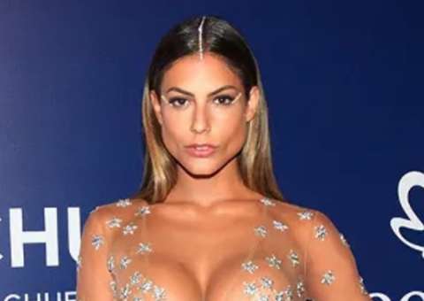 Ex-Panicat Mari Gonzalez ousa de roupa transparente sem sutiã