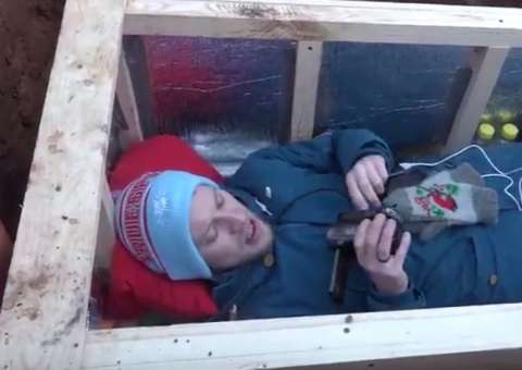 Youtuber se enterra por 24 horas e faz transmissão ao vivo dentro do caixão
