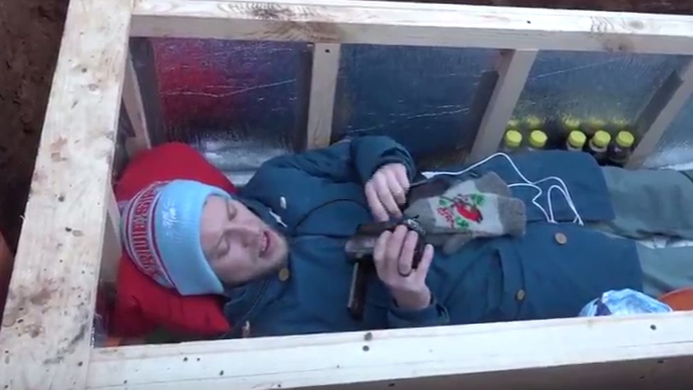 Youtuber se enterra por 24 horas e faz transmissão ao vivo dentro do caixão