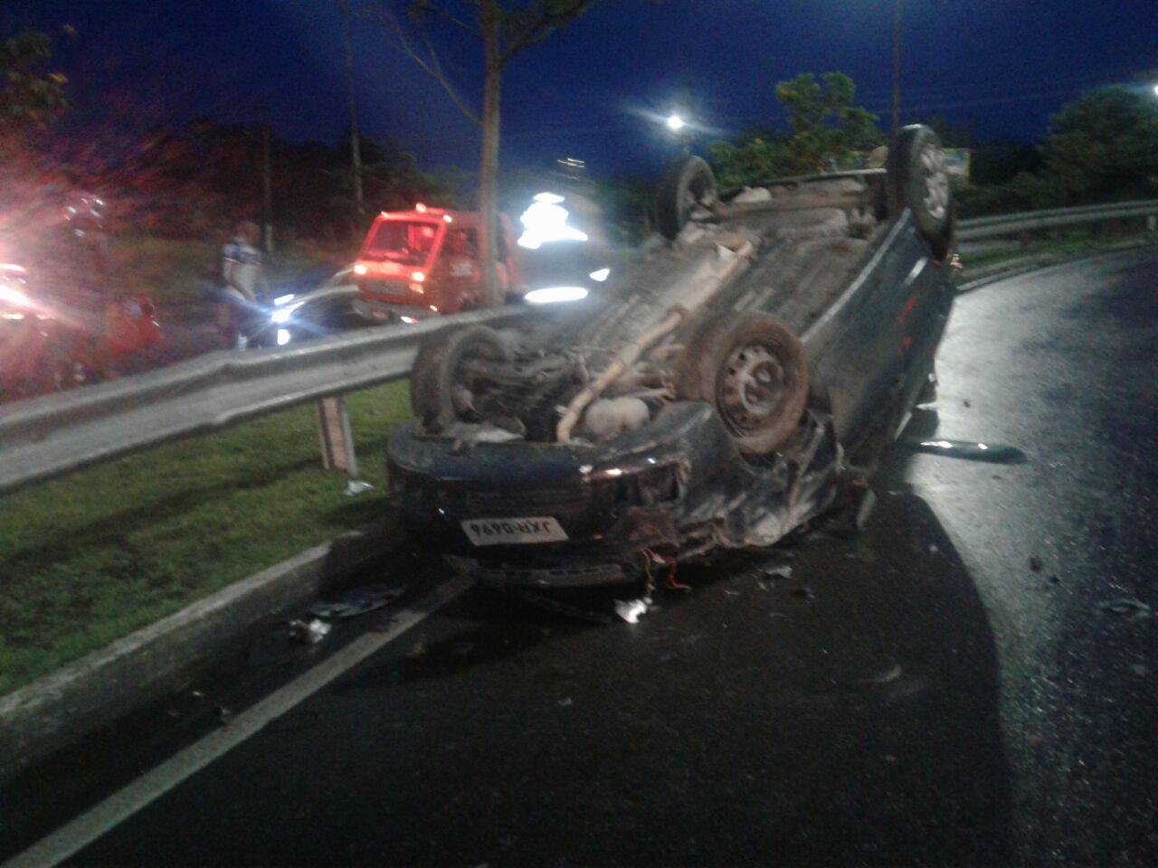 Motorista perde controle e carro cai de viaduto em Manaus 