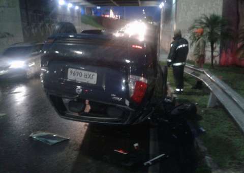 Motorista perde controle e carro cai de viaduto em Manaus 