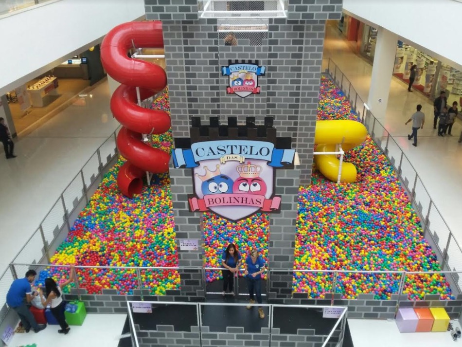 Shopping em Manaus tem piscina de bolinhas gigante para a garotada