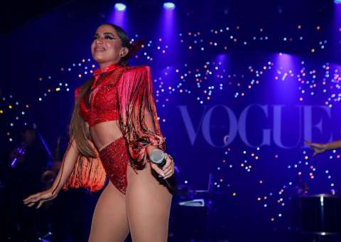 Anitta aparece em baile com calcinha fio-dental saliente e fãs vão à loucura