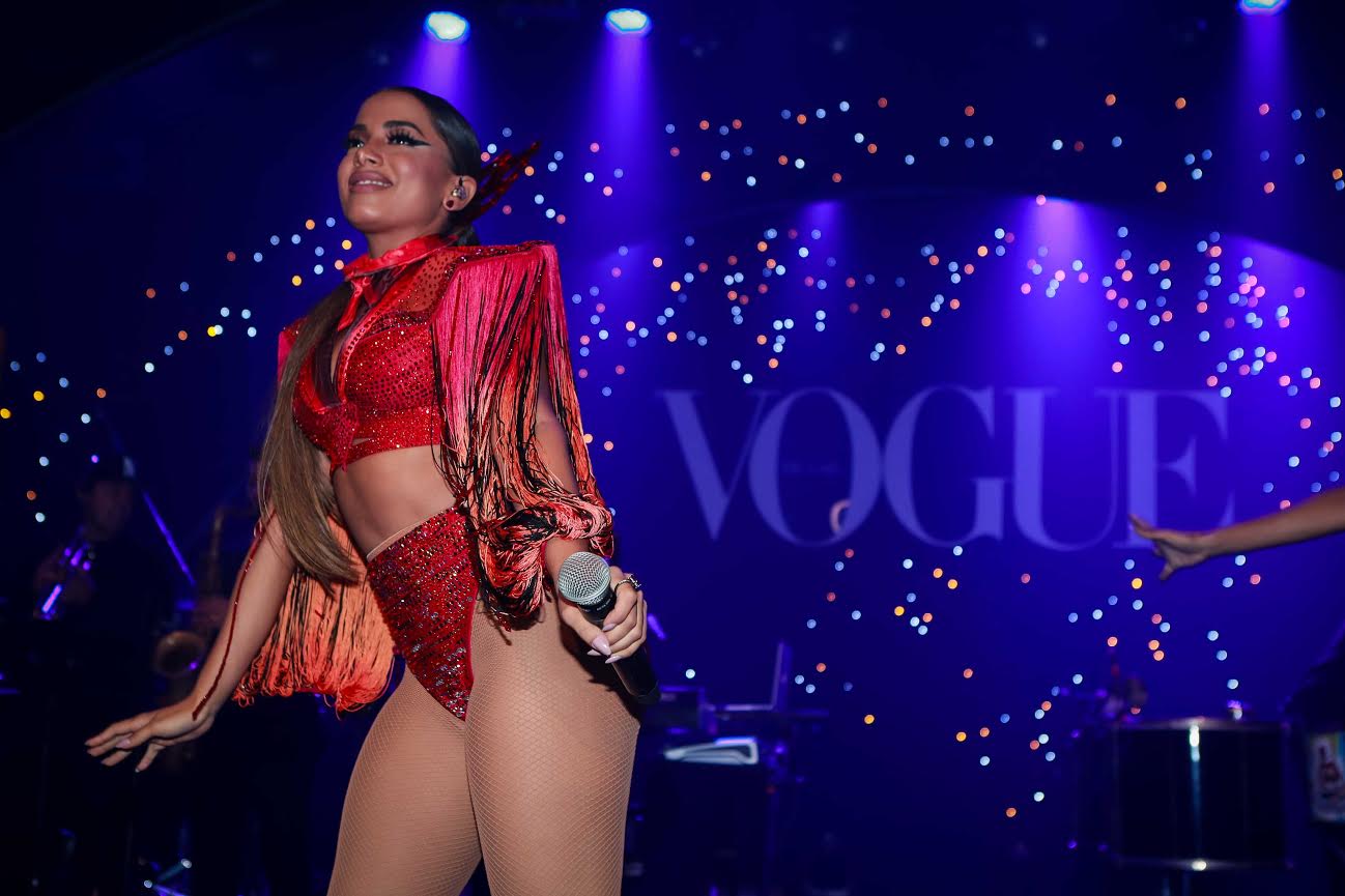Anitta aparece em baile com calcinha fio-dental saliente e fãs vão à loucura