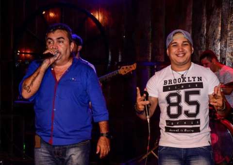 Toinho canta sucessos da banda Xaxado no Alambique Bar