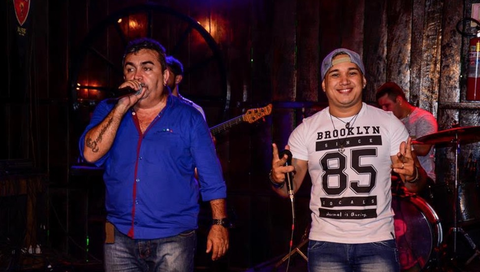 Toinho canta sucessos da banda Xaxado no Alambique Bar