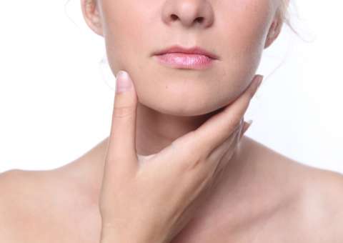 Com sabor de peixe, planta diminui inflamações da laringe e acalma tosse