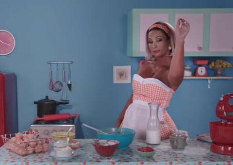 Valesca Popozuda encarna dona de casa sexy em novo clipe. Assista