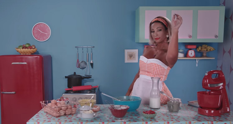 Valesca Popozuda encarna dona de casa sexy em novo clipe. Assista