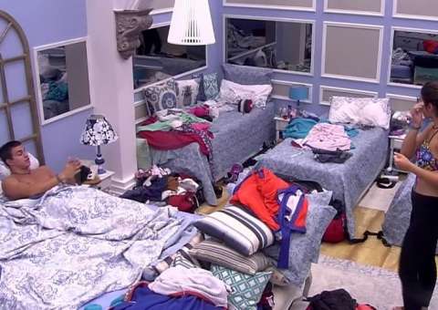 BBB17: Vivian e Manoel brigam após indireta da sister