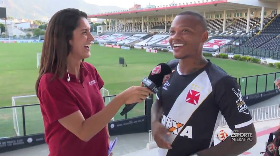 Novo atacante do Vasco surpreende repórter ao falar palavrão ao vivo 
