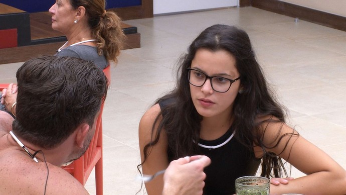 BBB17: Emilly mente e diz para Marcos que foi Elis quem organizou votos em Mayara