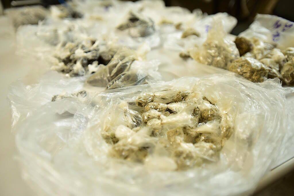 Rotina de revistas encontra mais 39 trouxinhas de drogas e 5 celulares em cadeia do Amazonas