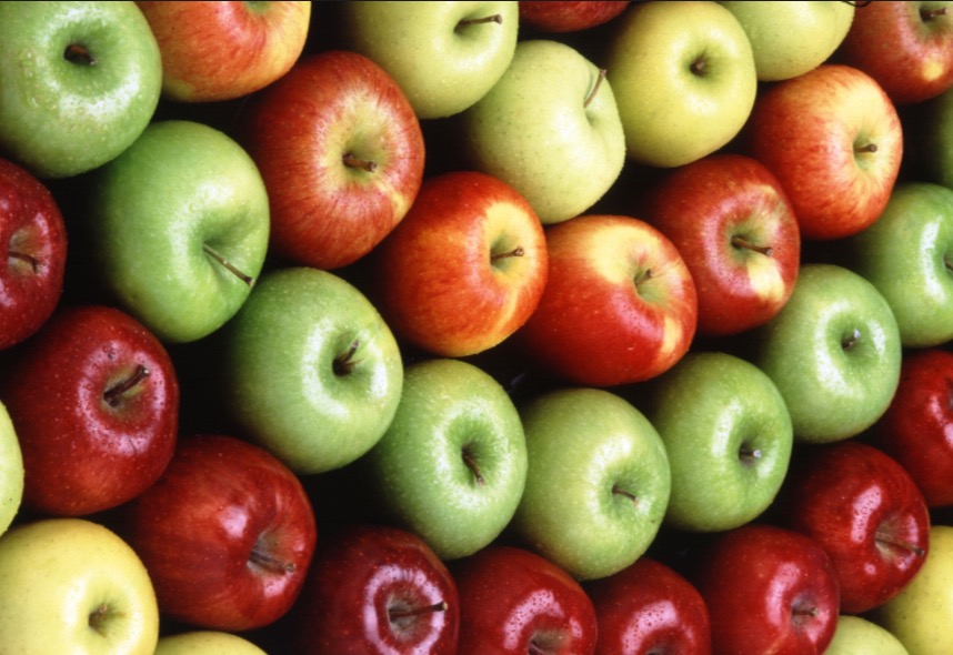 Comer maçã antes de dormir engorda ou emagrece? Nutricionista responde