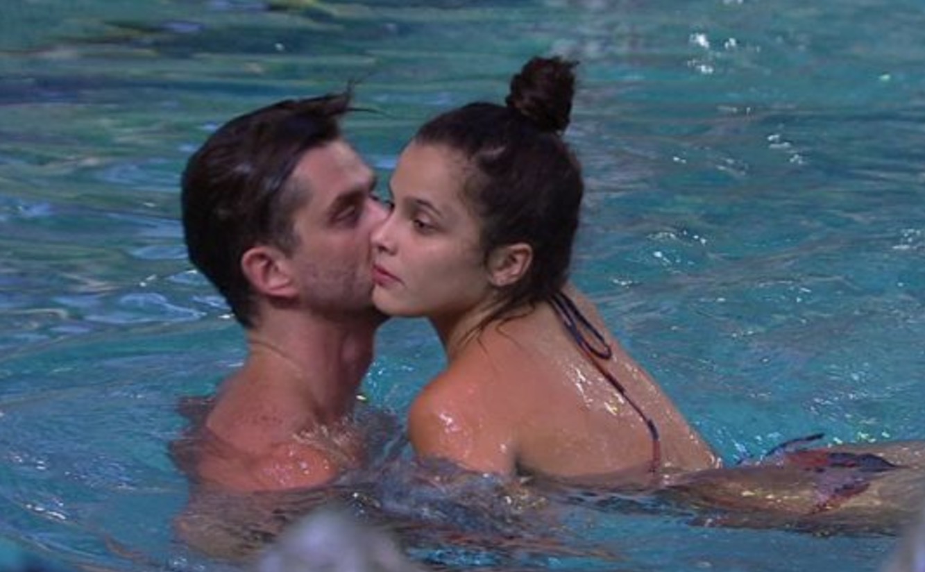   BBB 17: Marcos fica excitado com Emilly na piscina e 'volume' na cueca choca internautas
