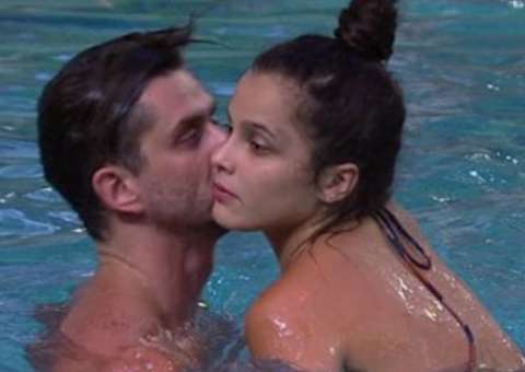   BBB 17: Marcos fica excitado com Emilly na piscina e 'volume' na cueca choca internautas