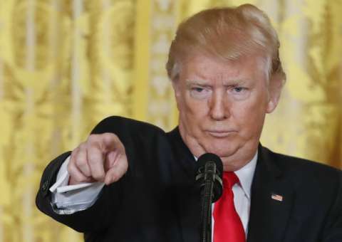 Em guerra declarada, imprensa reage a ataques de Trump