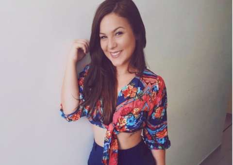 Ê novinha! Ex-BBB Cacau posa toda se querendo sem sutiã 