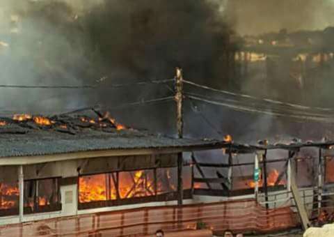 Galpão de obras pega fogo na zona Oeste de Manaus
