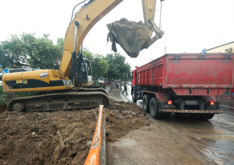 Prefeitura executa dragagens em igarapés como medida preventiva