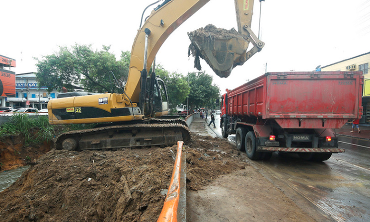 Prefeitura executa dragagens em igarapés como medida preventiva