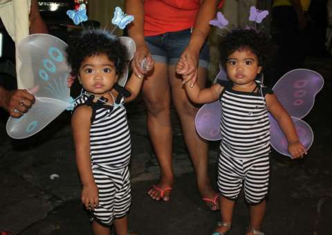 Fantasias são atração à parte durante bandas de carnaval em Manaus