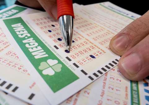 Mega-Sena acumula e pode pagar até R$ 22 milhões na terça-feira